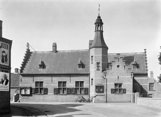 Raadhuis Halsteren 800px-Voorgevel_-_Halsteren_-_20403357_-_RCE