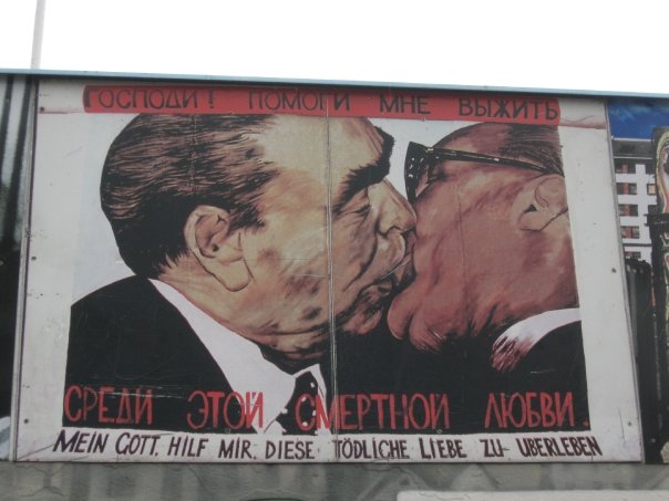 Berlin_Wall_kissing
