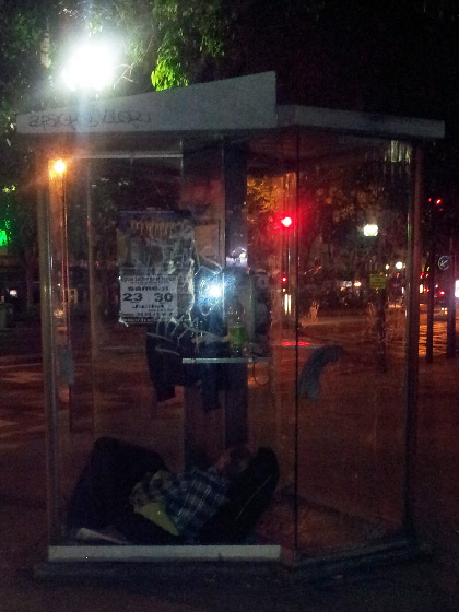 Clochard in Parijs. Clochard in Paris. clochard-paris