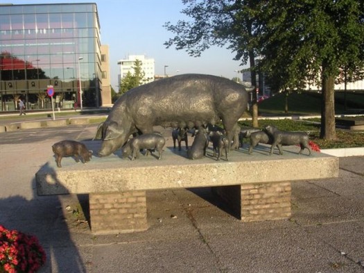 Het beeld Brabants Varken voor het Provinciehuis in Den Bosch