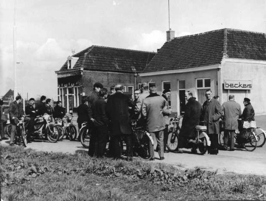 Personeel voor de Haardenfabriek Beckers, Becking & Bongers in Bergen op Zoom op 28 april 1970